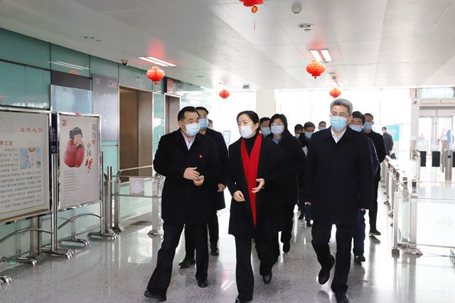 市領(lǐng)導(dǎo)至車站走訪慰問和疫情防控、保供應(yīng)保安全保暢通工作督查